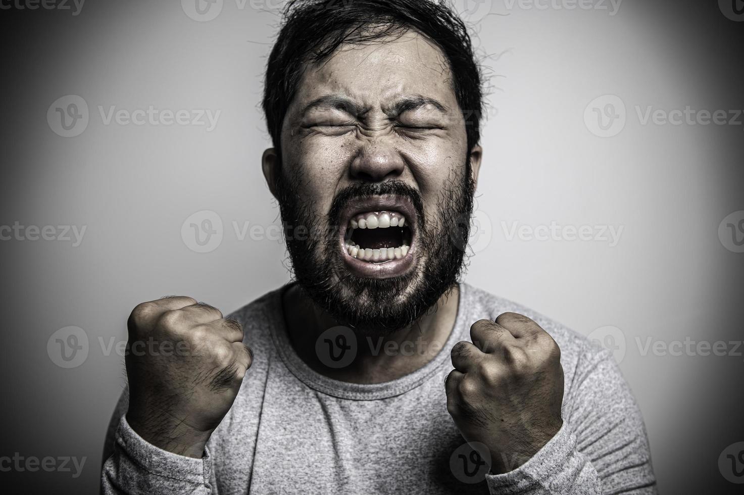 ásia bonito homem Bravo em branco plano de fundo, retrato do jovem estresse masculino conceito foto