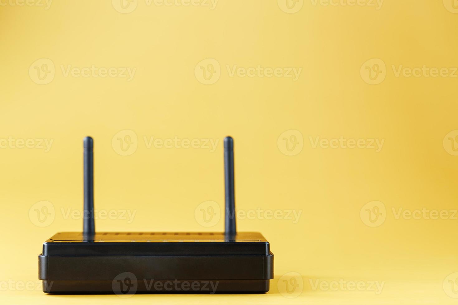 Wi-fi roteador dentro Preto em uma amarelo fundo com livre espaço. foto