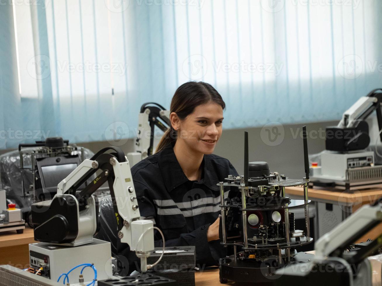 fêmea senhora mulher pessoas lindo trabalhos trabalho carreira ocupação engenheiro técnico metal robô eletrônico fabricação construção Projeto produtos robô logístico instalação empregado funcionários construção foto