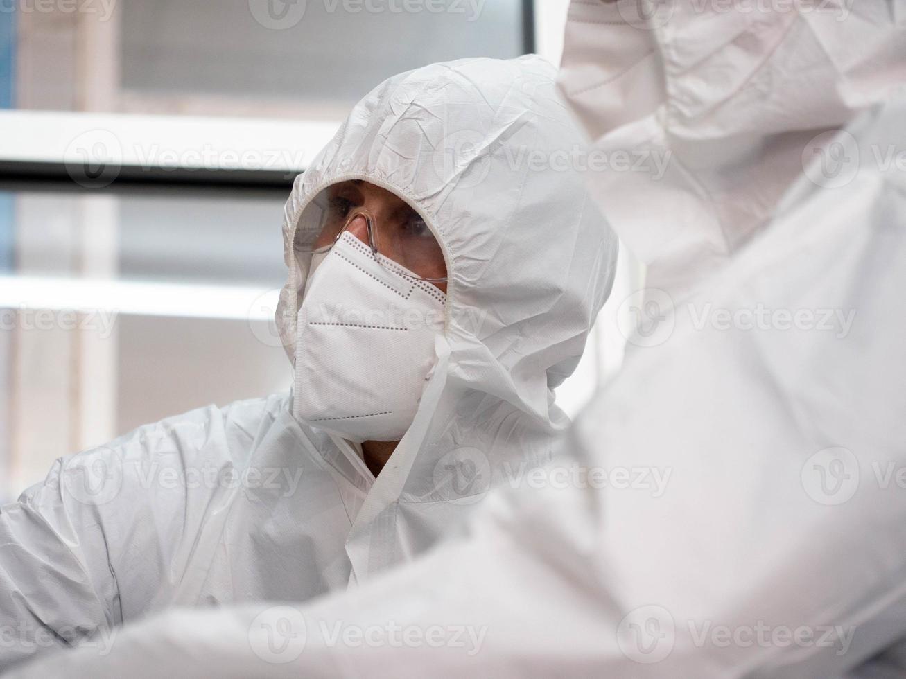 médico enfermeira cientista branco uniforme hospital clínica laboratório Veja máquina indústria médico tratamento pesquisa bio tecnologia médico paciente vírus vacina especialista casaco profissional conceito foto