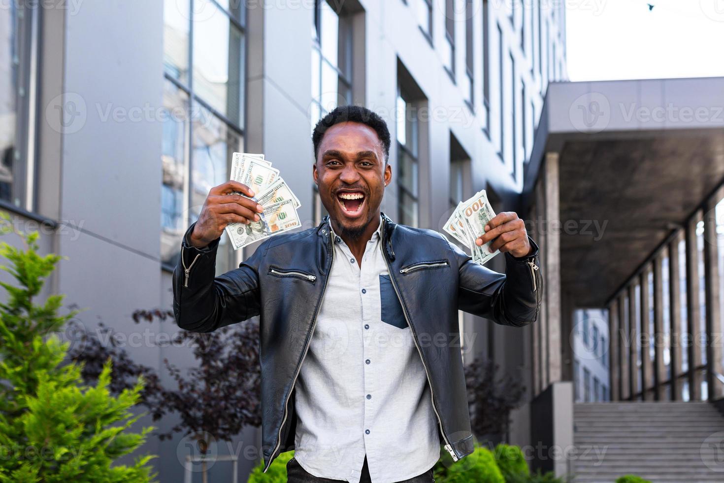 bem sucedido homem de negocios dentro casual roupas regozija-se dentro sucesso foto