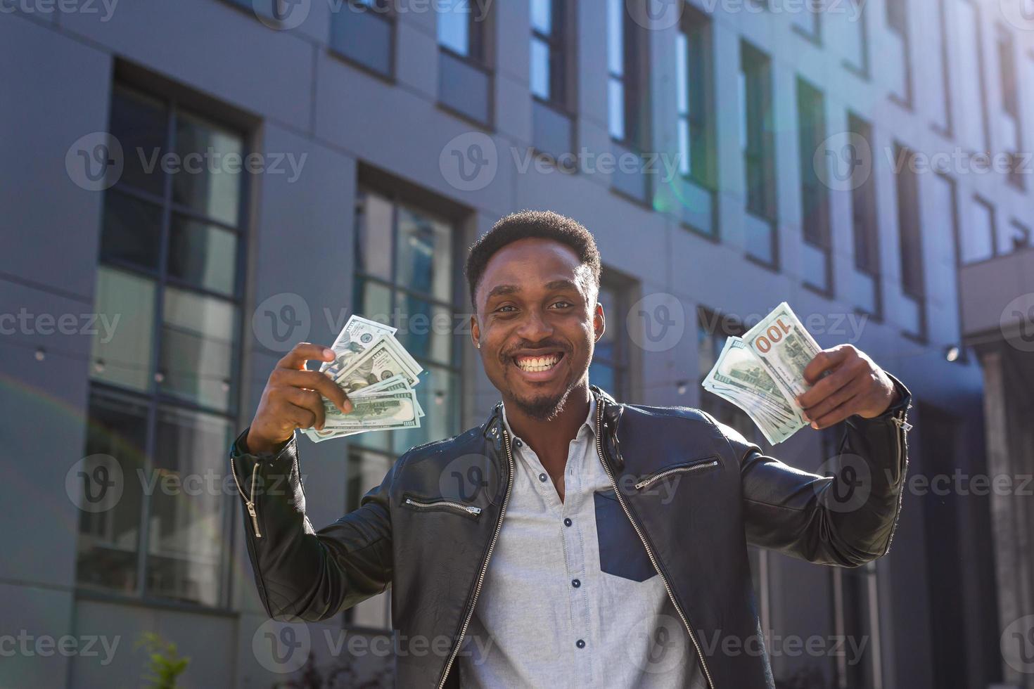 bem sucedido homem de negocios dentro casual roupas regozija-se dentro sucesso foto