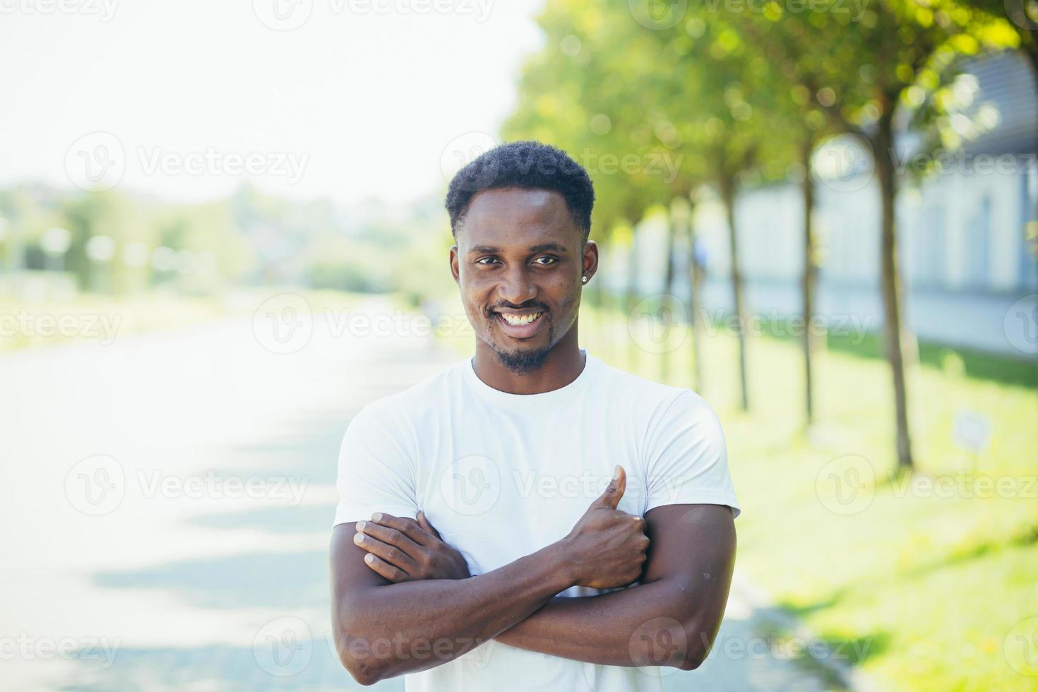 jovem atleta afro-americano, em uma corrida matinal, olha para a câmera foto