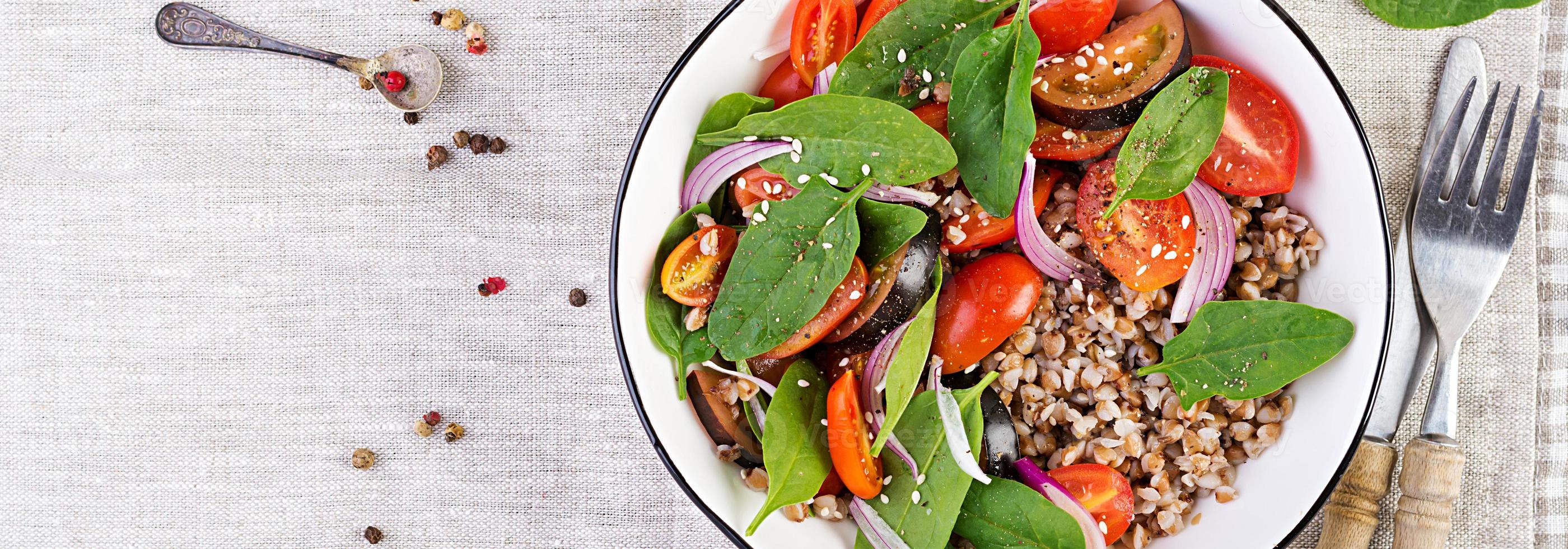 trigo sarraceno salada com cereja tomates, vermelho cebola e fresco espinafre. vegano Comida. dieta cardápio. topo visualizar. plano deitar foto