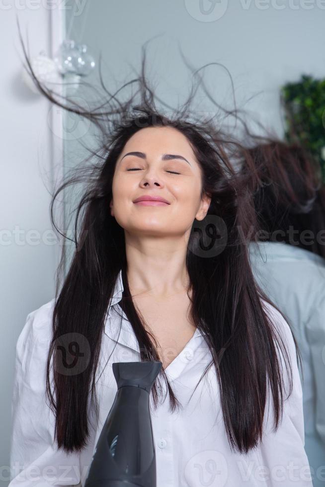 mulher jovem e bonita usando secador de cabelo no salão de cabeleireiro.  close-up do cabelo da mulher no salão de beleza, conceito de penteado  19477832 Foto de stock no Vecteezy