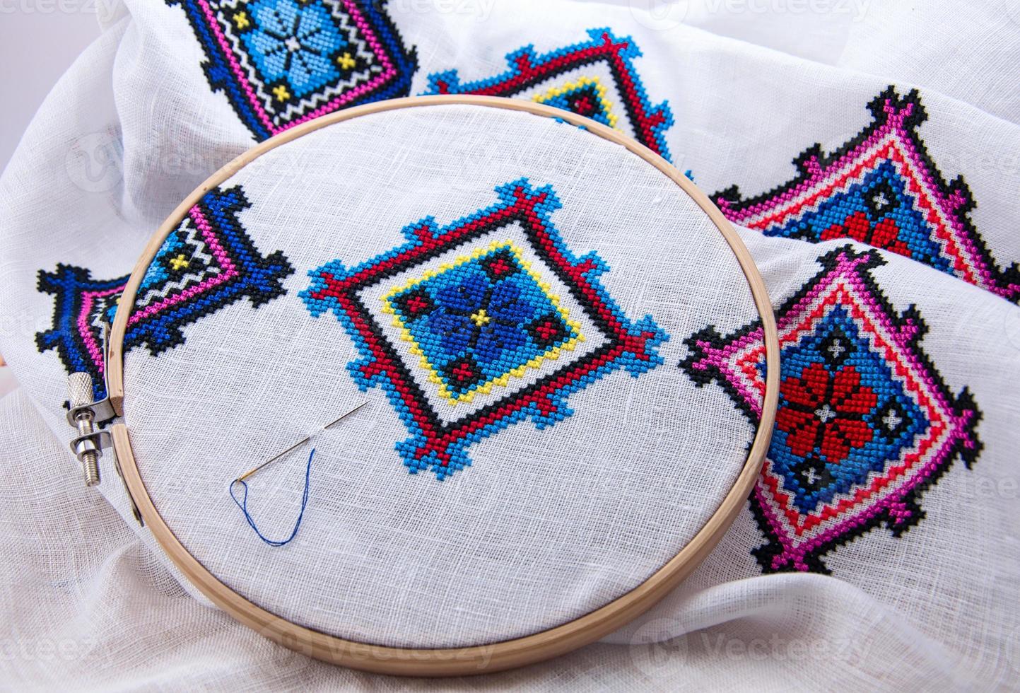 tradicional eslavo geométrico padronizar bordado Cruz ponto multicolorido fio foto
