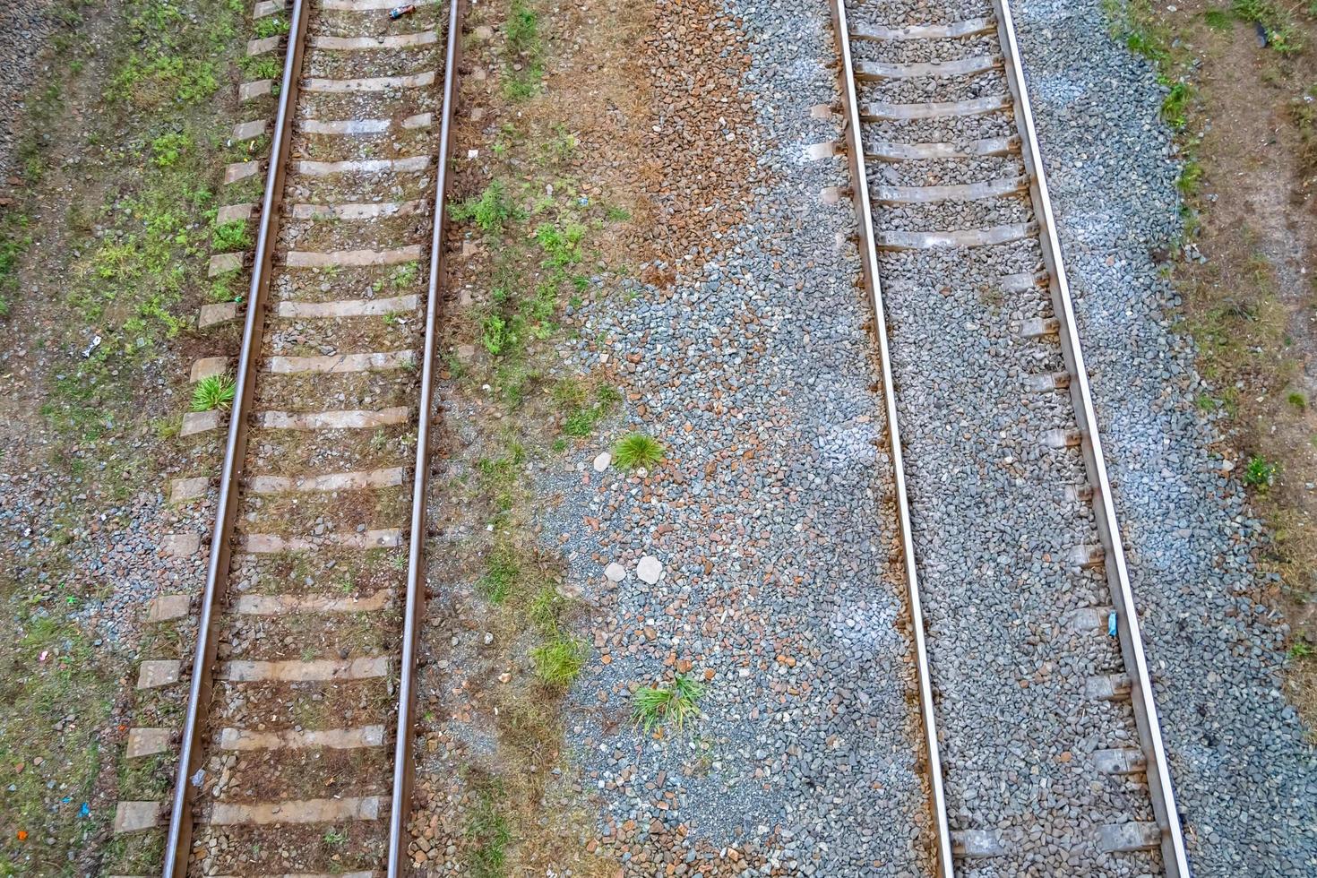 fotografia para o tema da ferrovia depois de passar o trem na ferrovia foto