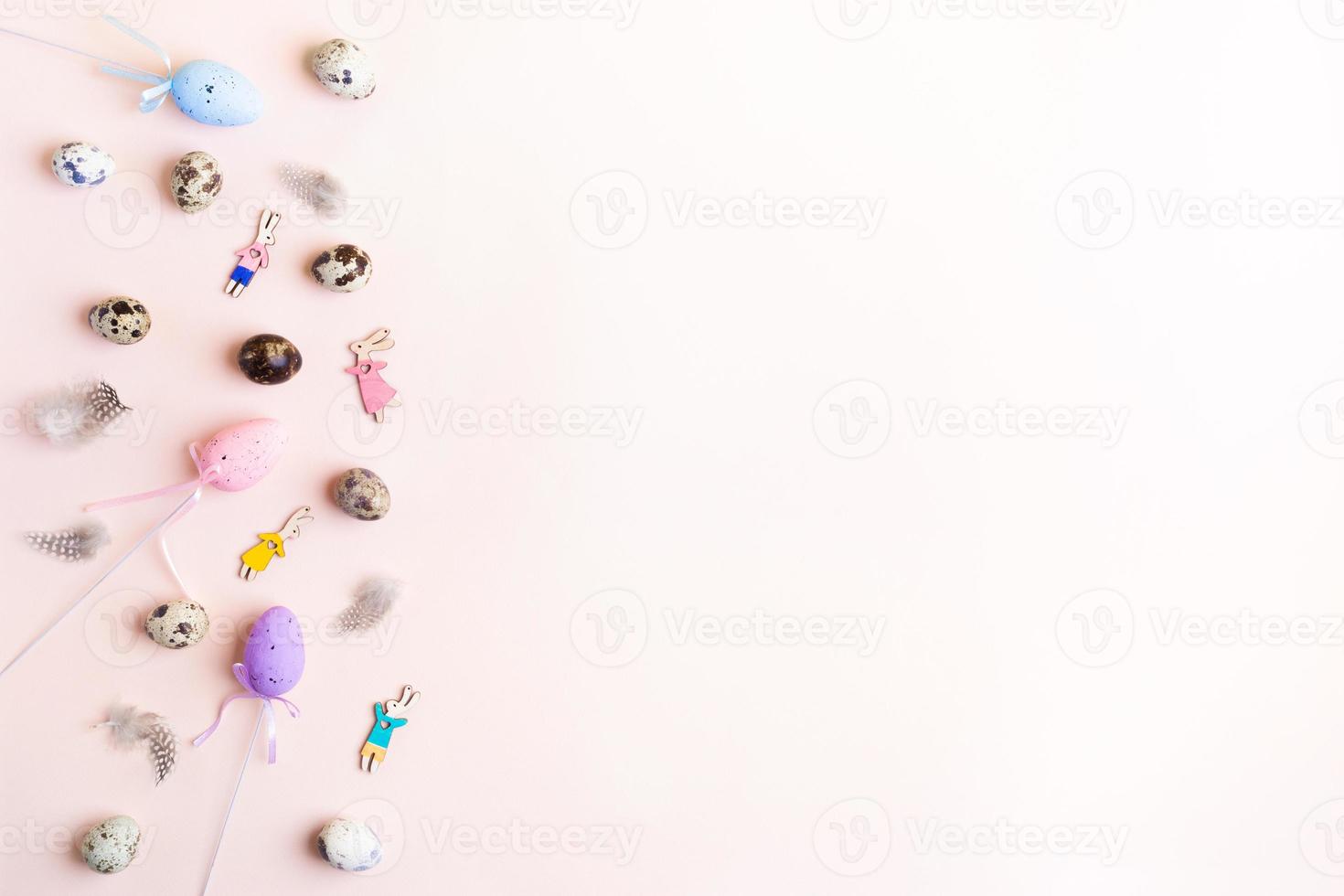 plano deitar Páscoa decorações fundo. colorida coelhos, ovos, penas em Rosa. cópia de espaço. foto