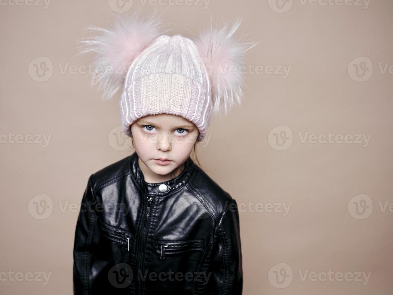 retrato de uma linda menina com um chapéu de lã e uma jaqueta de couro foto