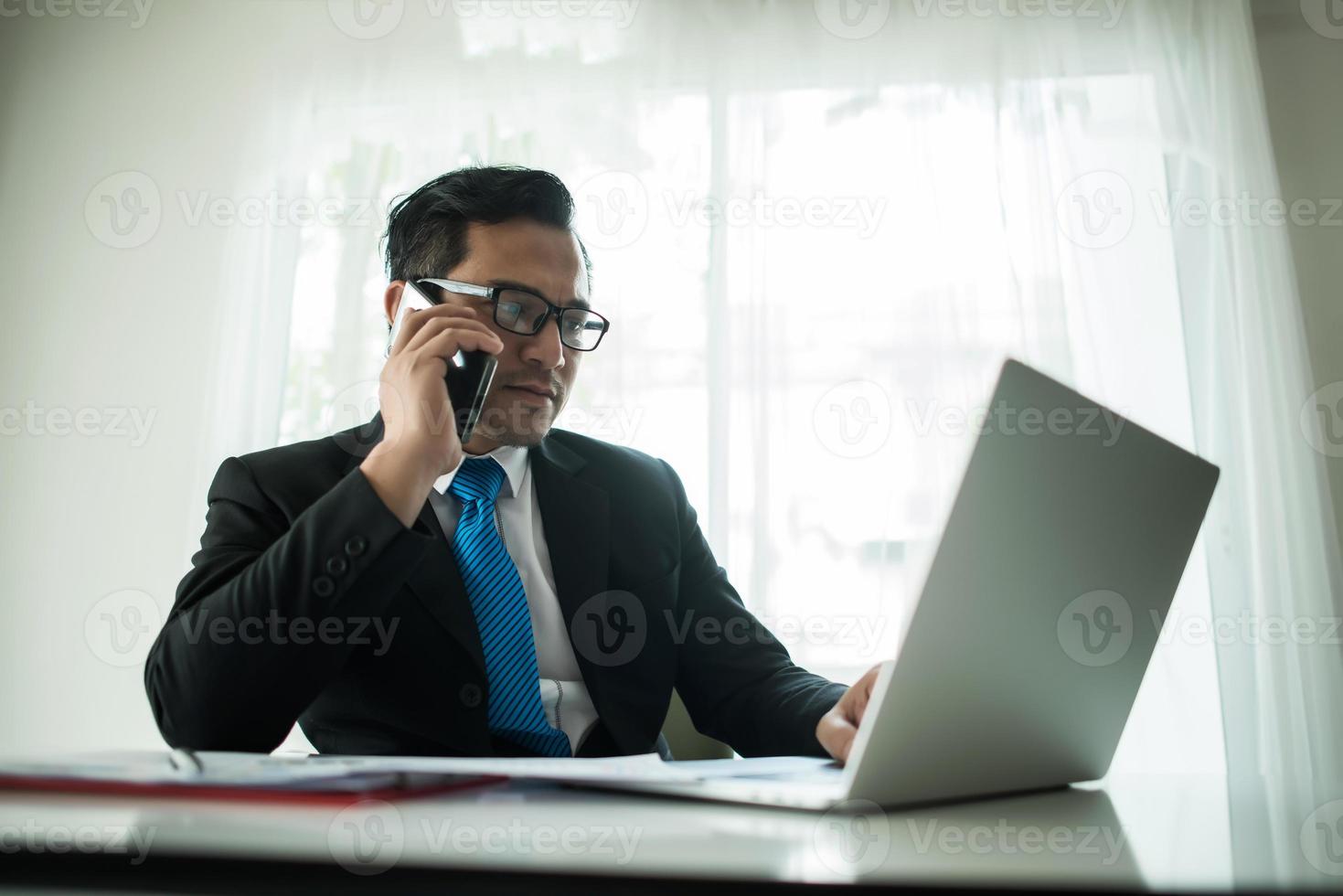 jovem empresário trabalhando com laptop no escritório foto