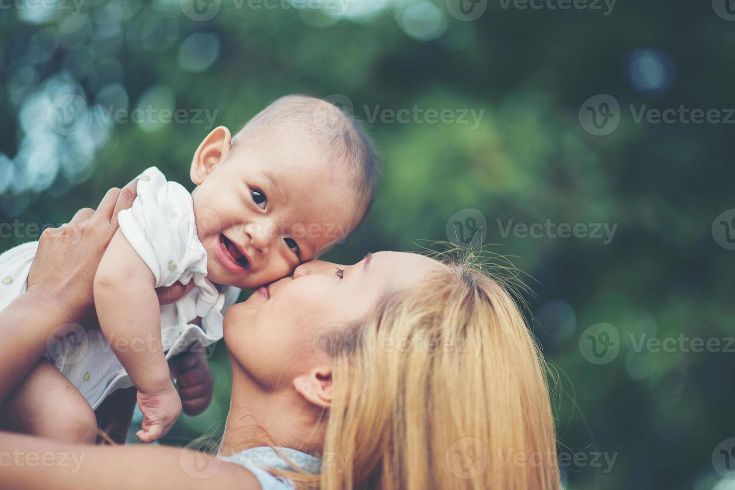 mãe e bebê juntos no parque foto