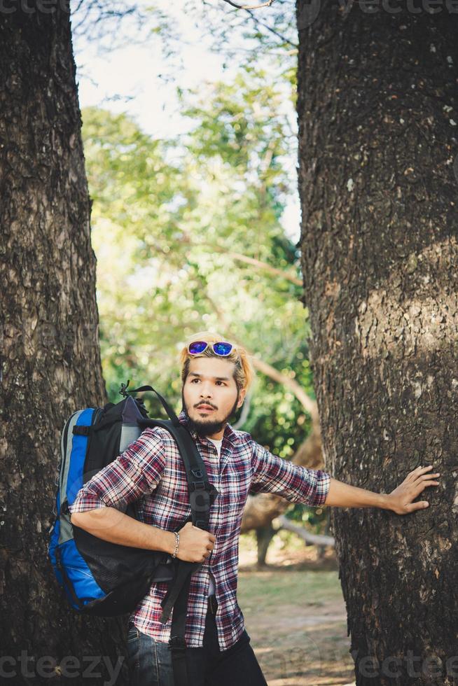 homem caminhando na floresta foto