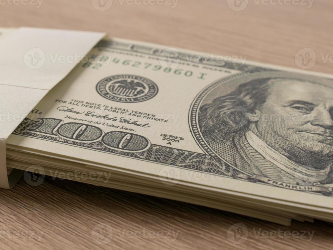 nota de dólar na mesa foto
