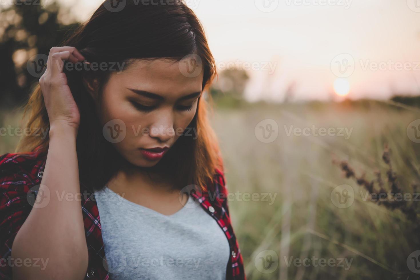 close up de uma linda jovem triste em um campo foto