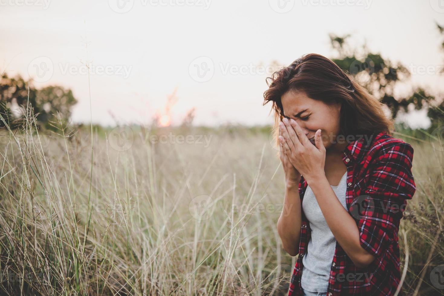 close-up de uma jovem triste em um campo foto