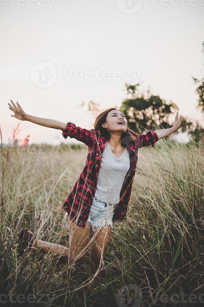 retrato de uma jovem mulher bonita ao pôr do sol foto