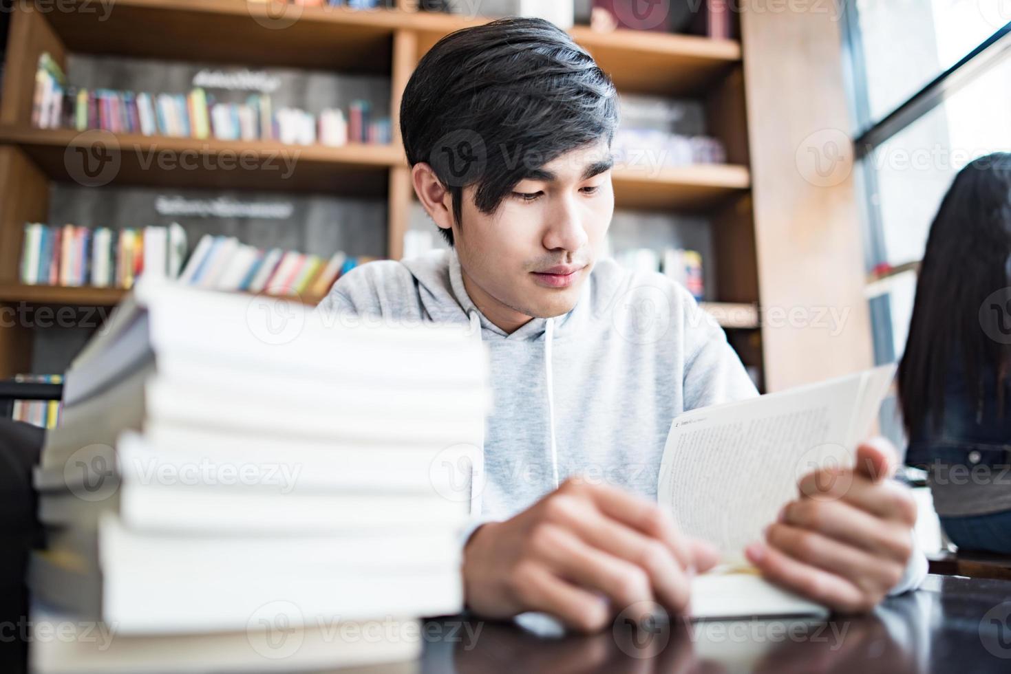 jovem estudante lendo em um café foto