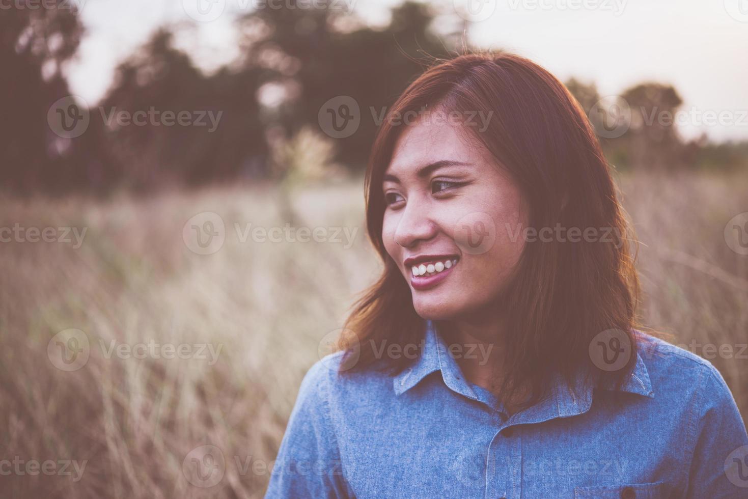 retrato de uma jovem bela mulher sorridente ao pôr do sol foto