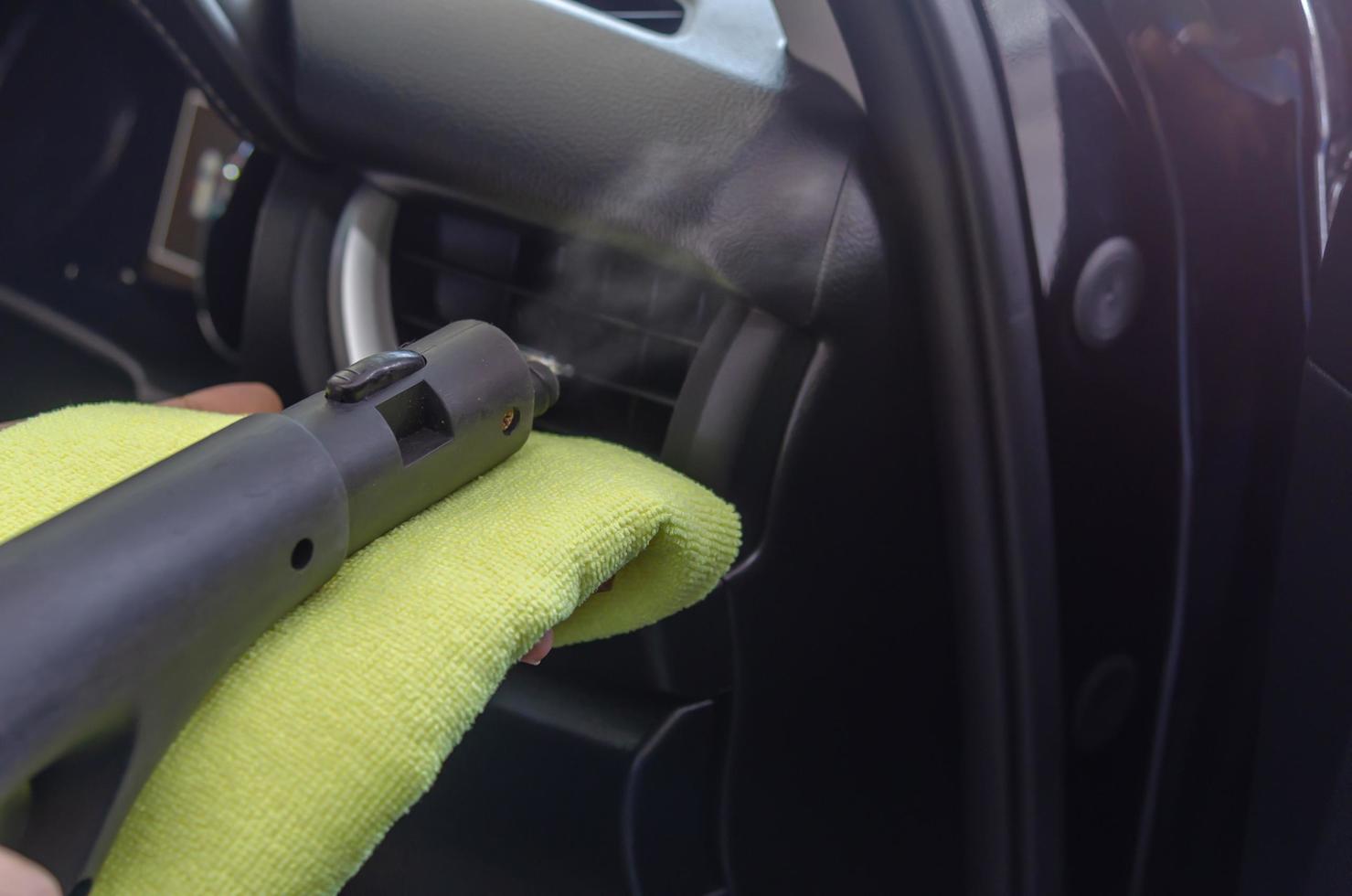 limpando o ar condicionado de um carro foto