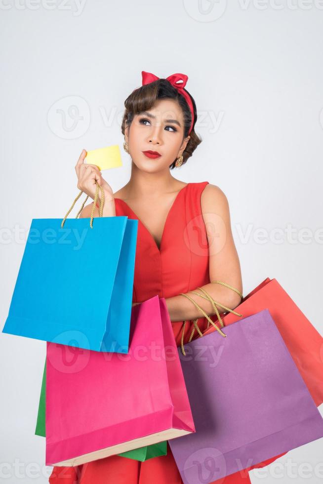 mulher na moda comprando com bolsa e cartão de crédito foto