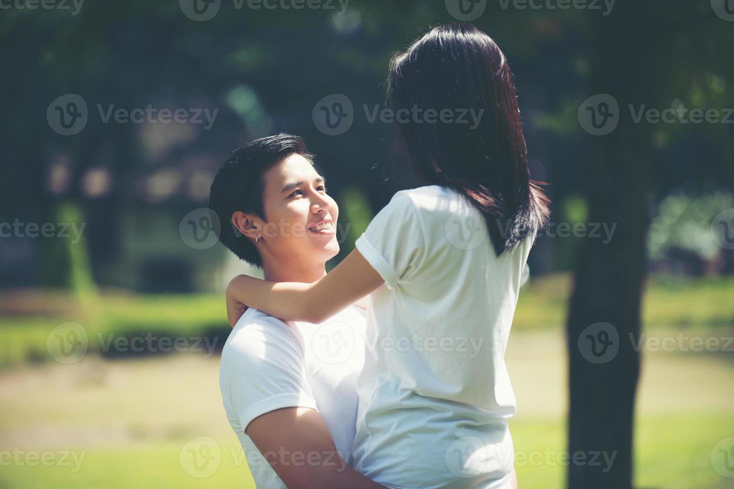 jovem casal se abraçando e relaxando juntos foto