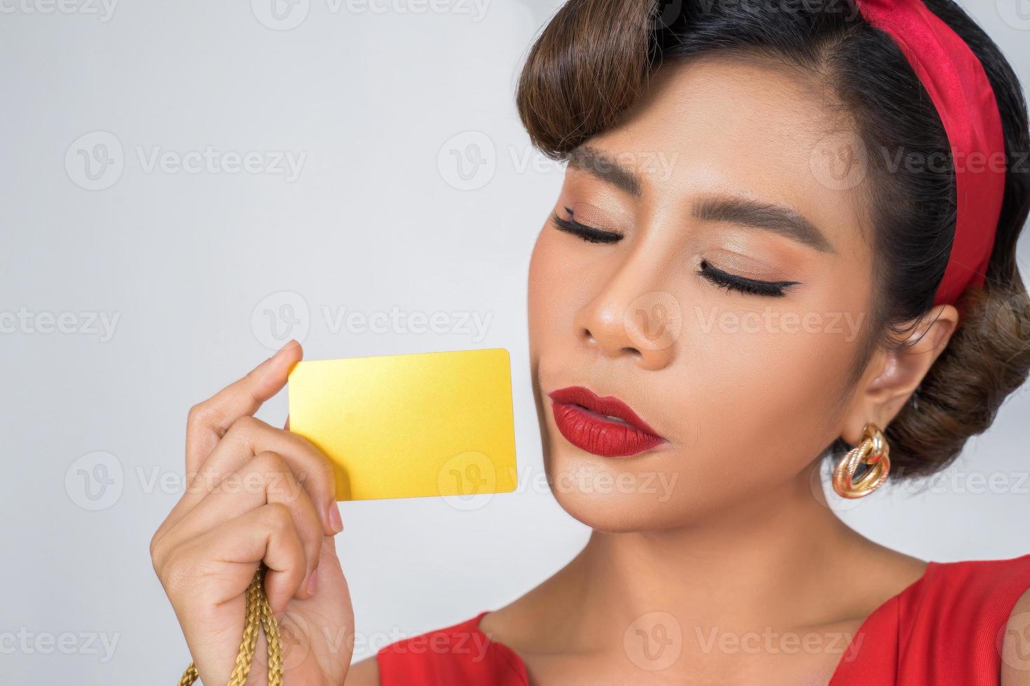 retrato de uma mulher segurando um cartão de crédito foto