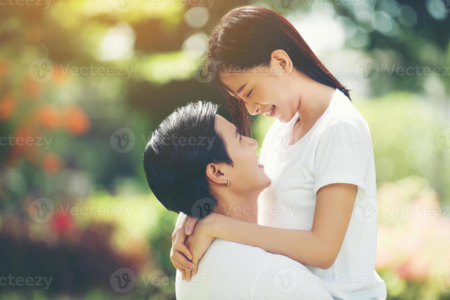 jovem casal se abraçando e relaxando juntos foto
