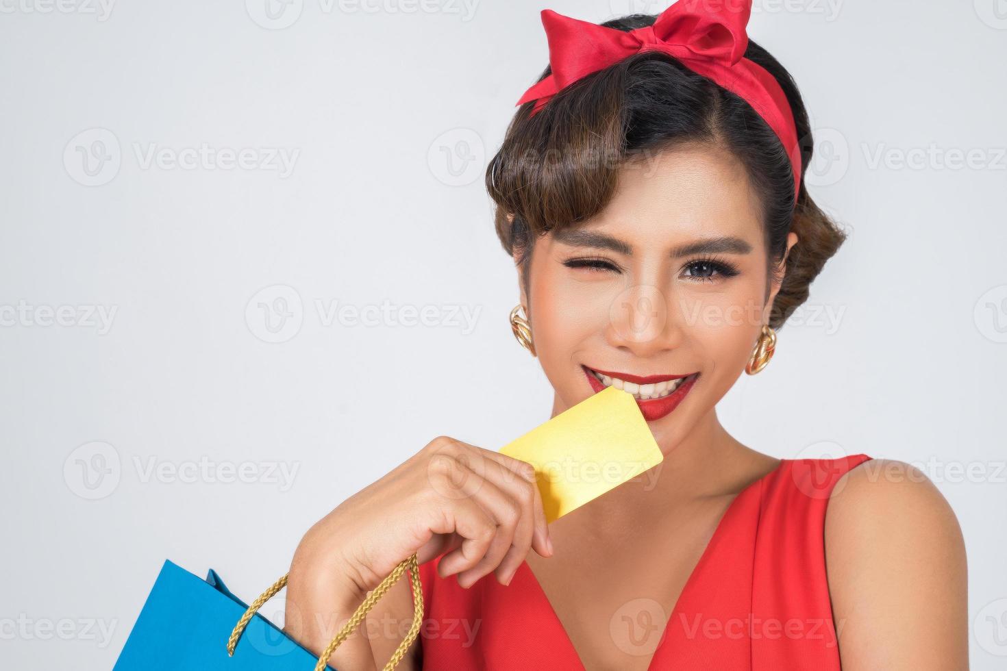 retrato de uma mulher segurando um cartão de crédito foto