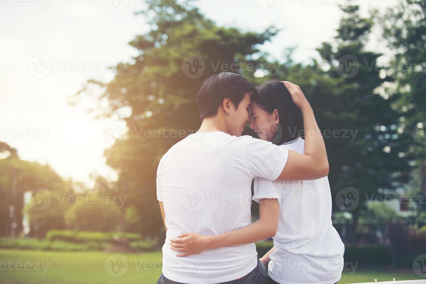 jovem casal apaixonado apaixonado ao ar livre foto