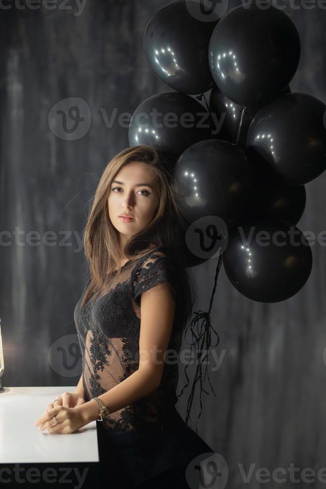 fofa jovem mulher posando perto uma mesa foto