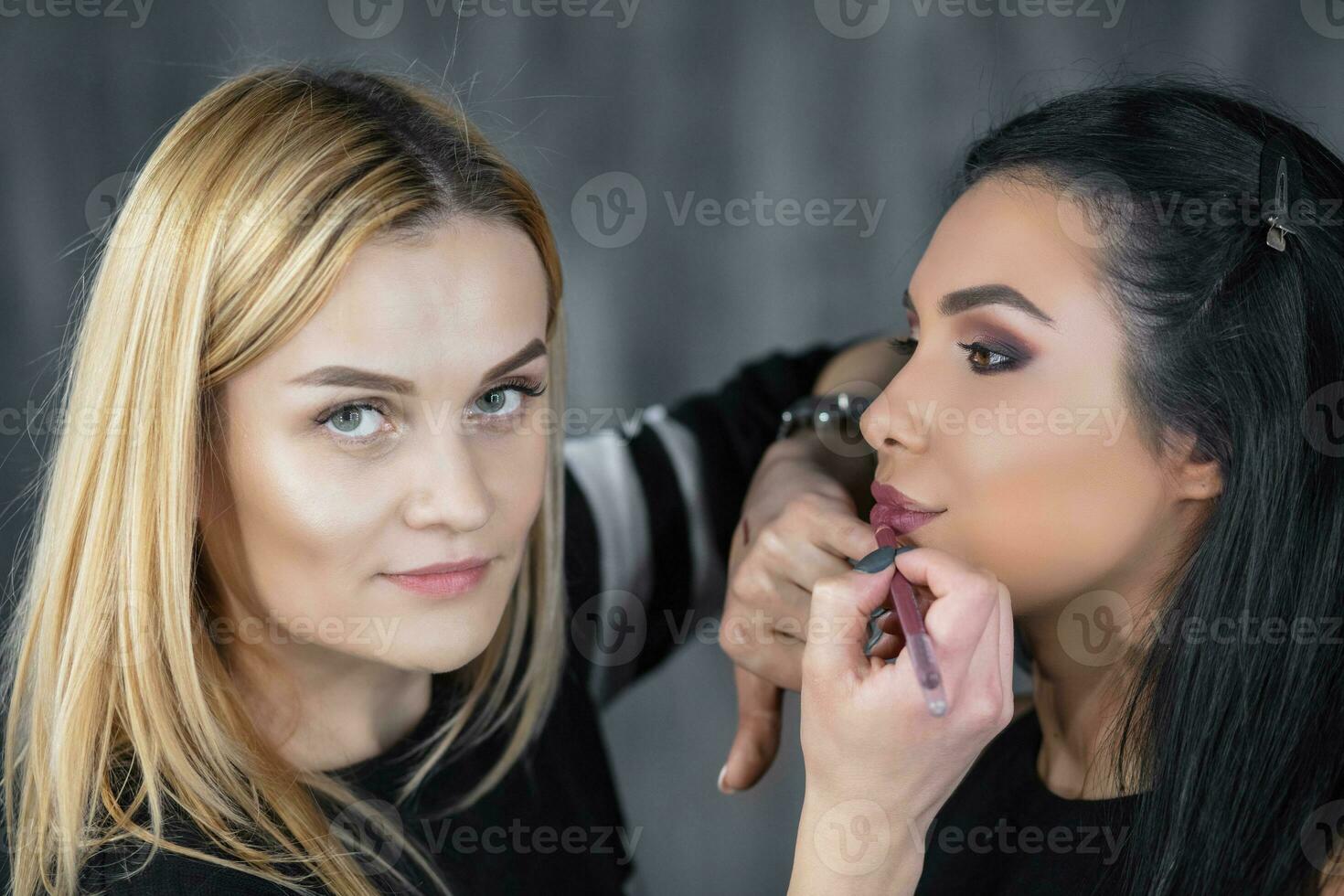 a artista coloca uma face faço acima em uma atraente jovem modelo foto