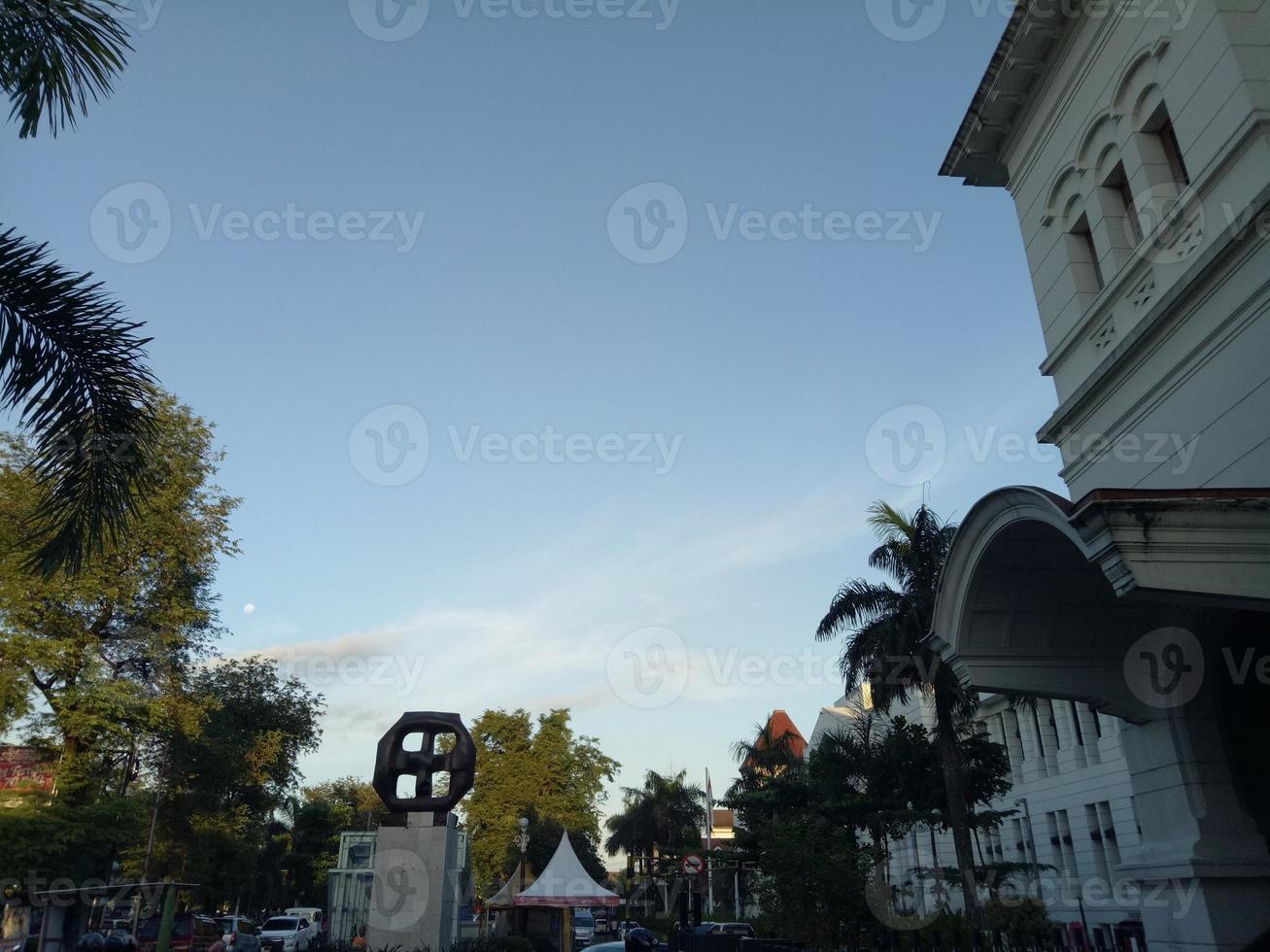 velho construção dentro a cidade e céu foto