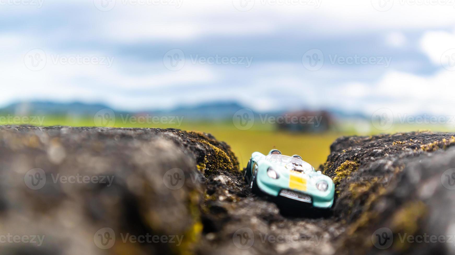 minahasa, indonésia, janeiro de 2023, carro de brinquedo no campo de arroz foto