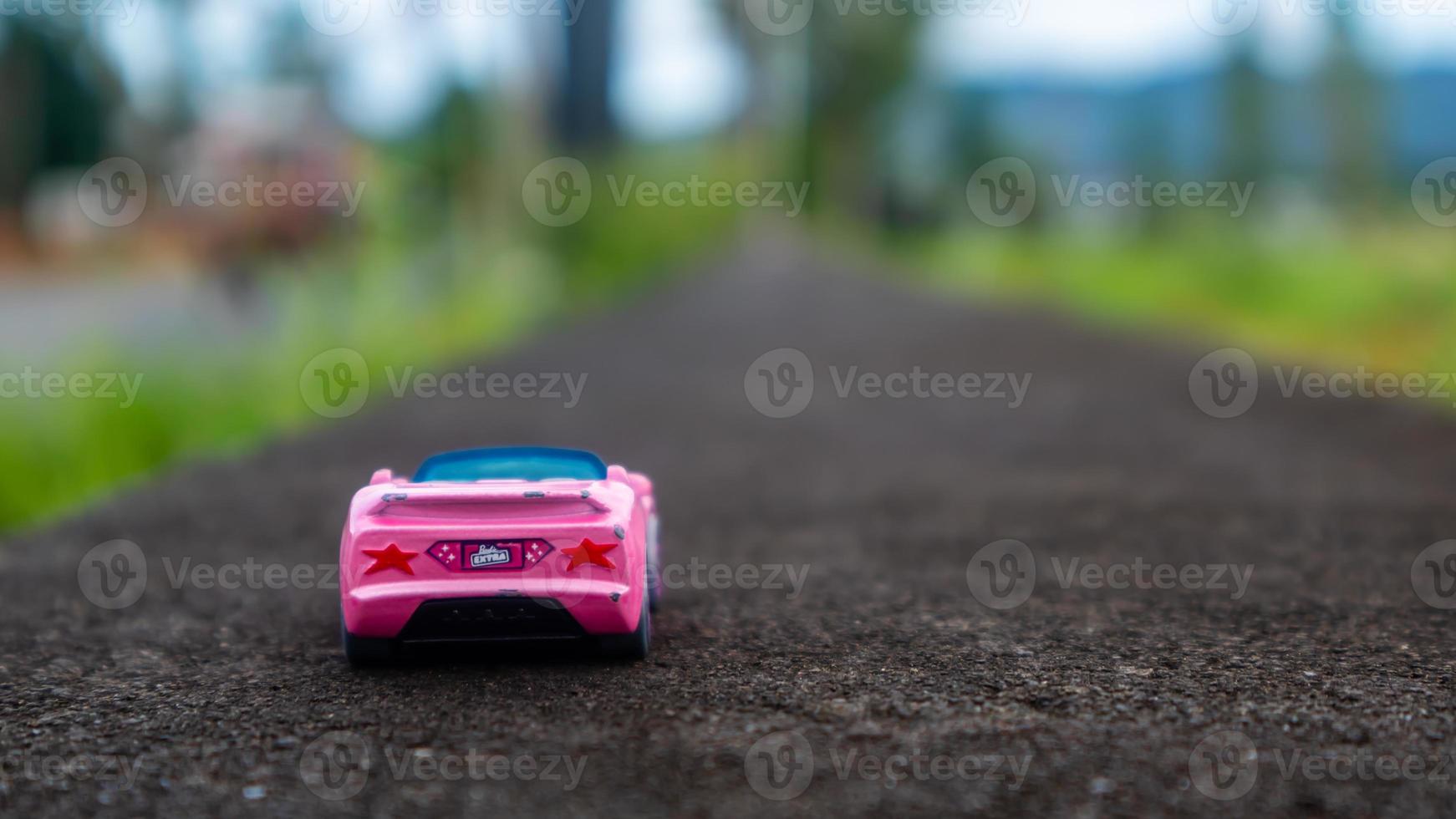 minahasa, indonésia, janeiro de 2023, carro de brinquedo no campo de arroz foto