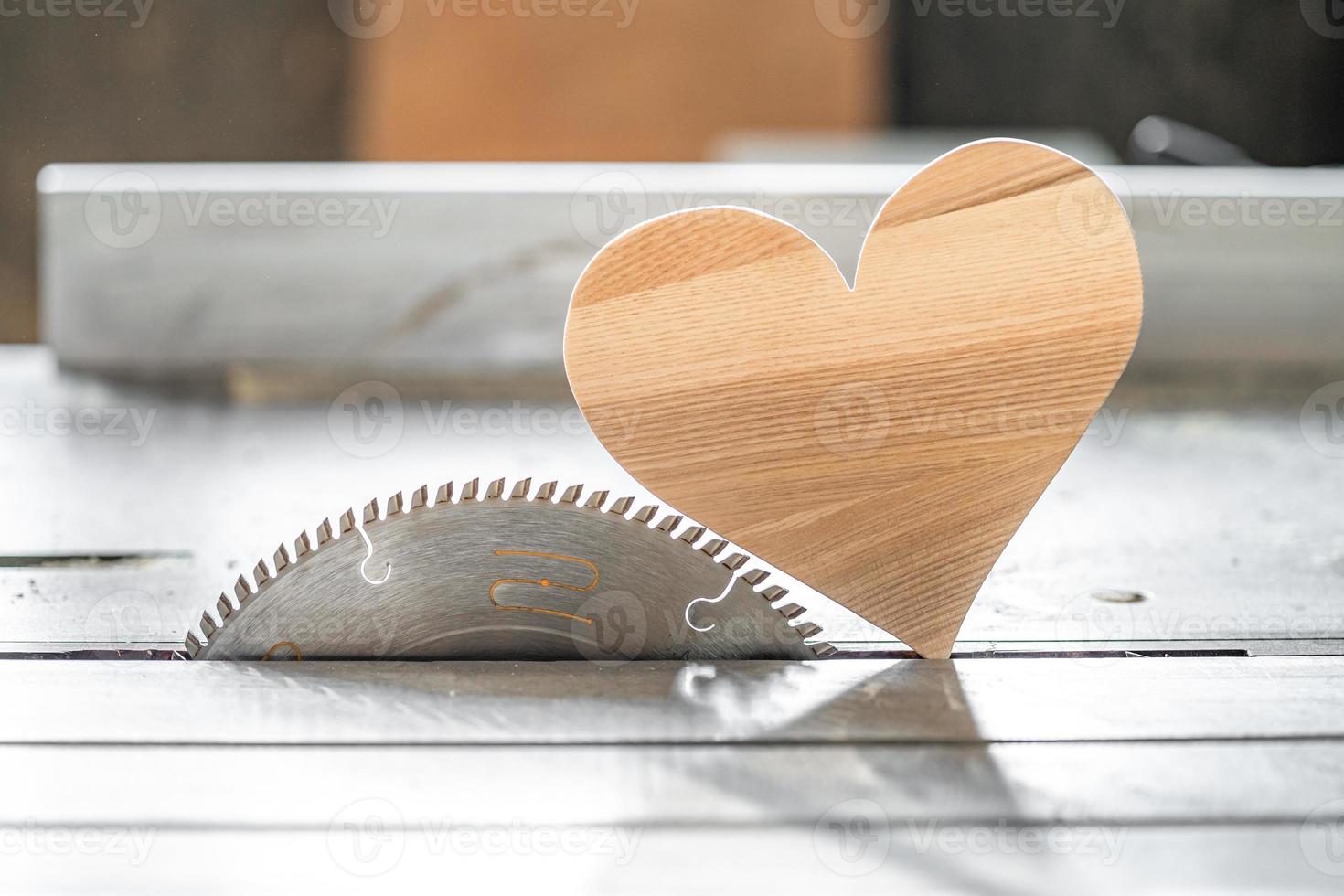 uma coração fez do madeira em uma circular dentro a carpintaria. Eu amor madeira foto