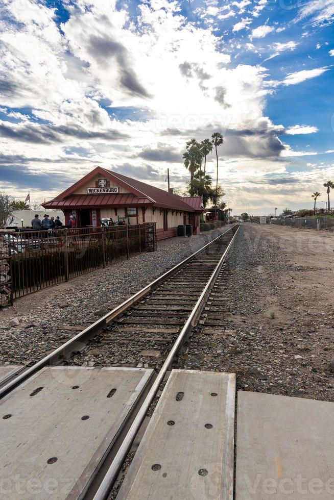 olhando baixa faixas para a wickenburg trem estação foto