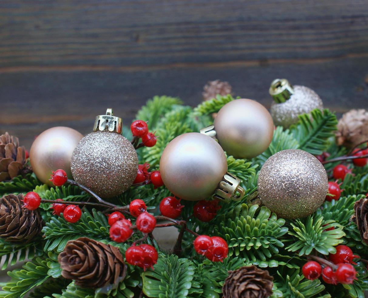 fundo de natal com enfeites e grinalda contra fundo de madeira foto