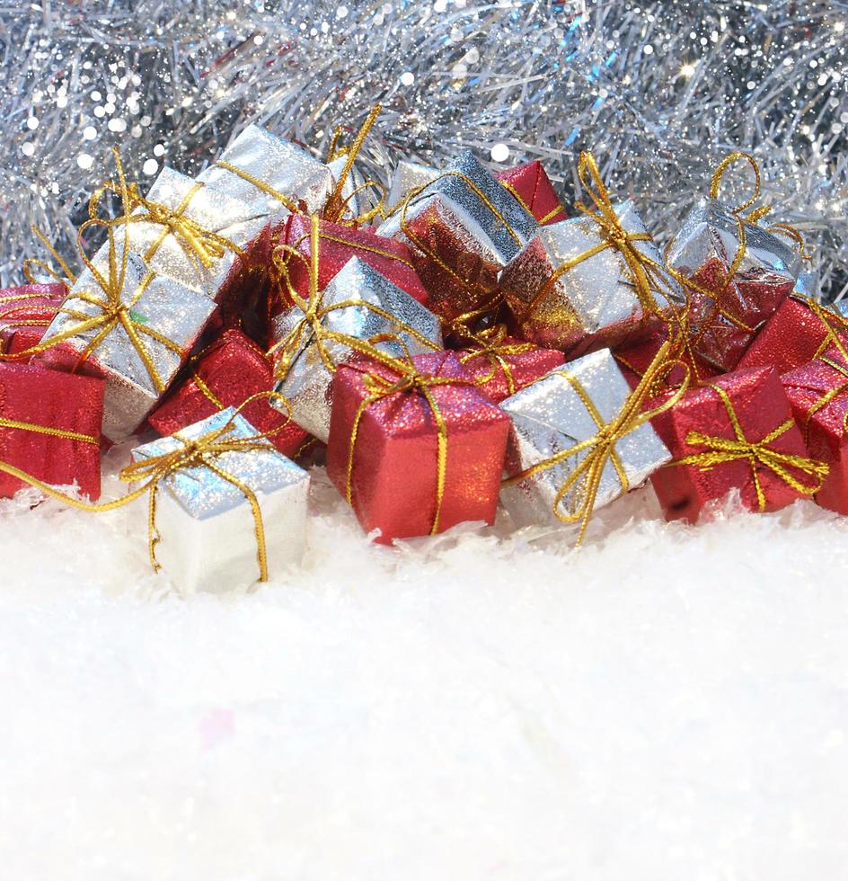 presentes de natal aninhados na neve foto