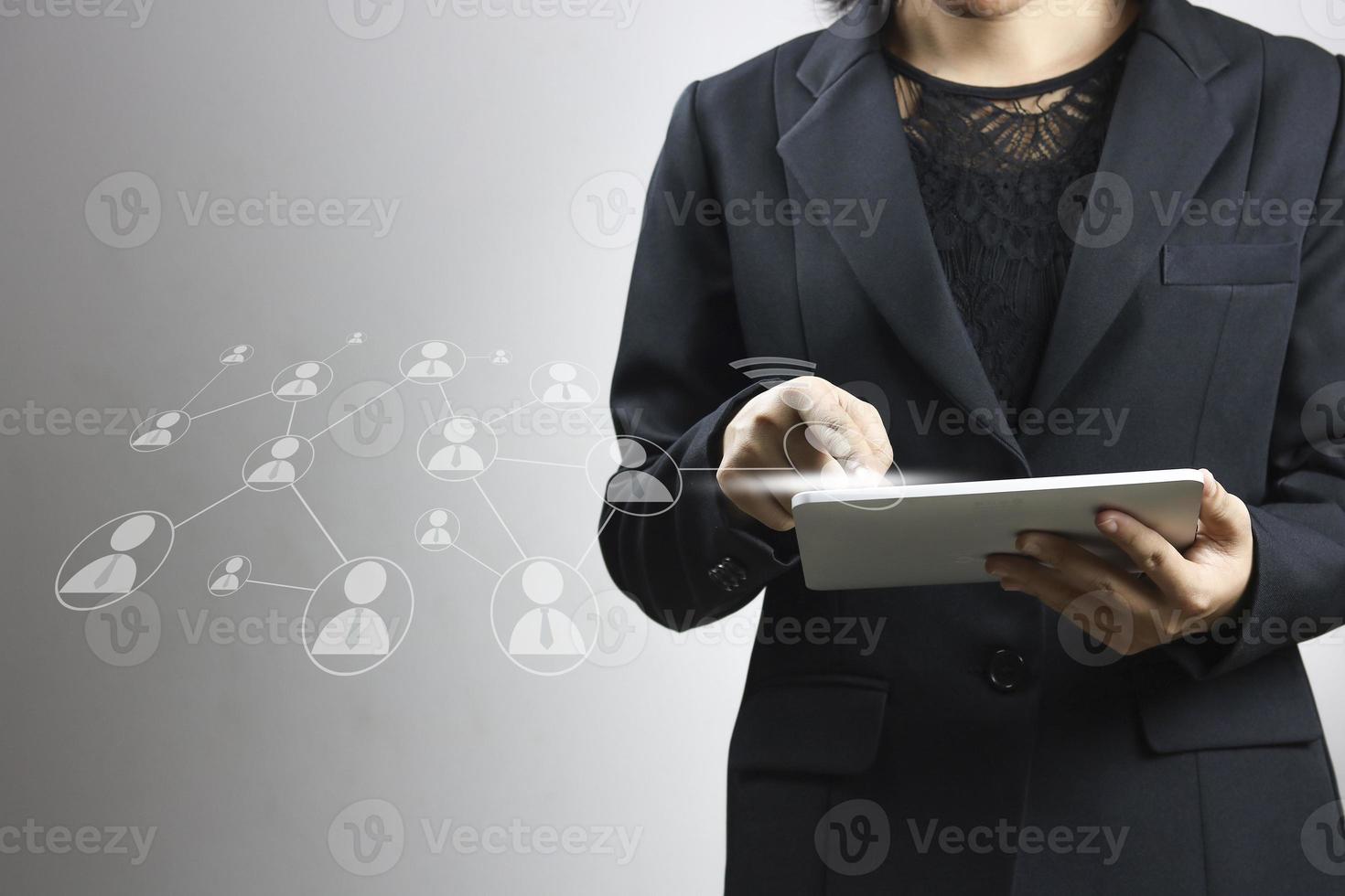 mulheres de negócios usando tablet em fundo cinza foto