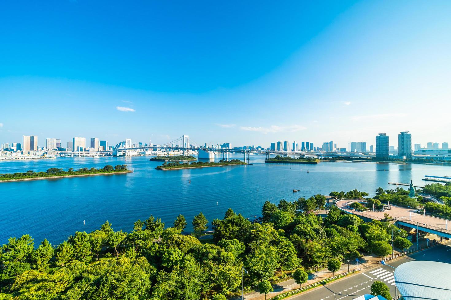 paisagem urbana da cidade de Tóquio com a ponte do arco-íris foto