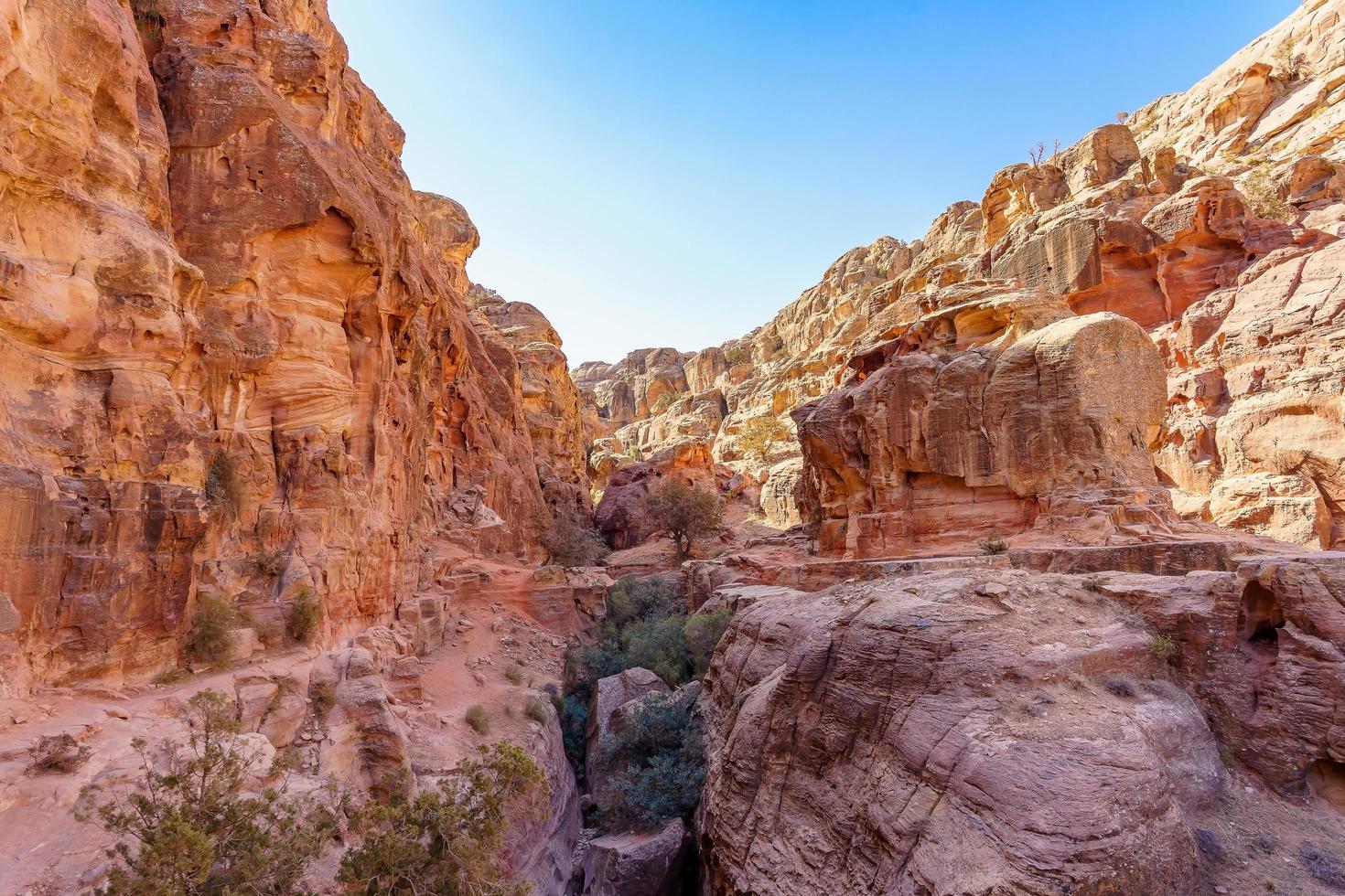 belas formações rochosas vermelhas em petra. Jordânia foto