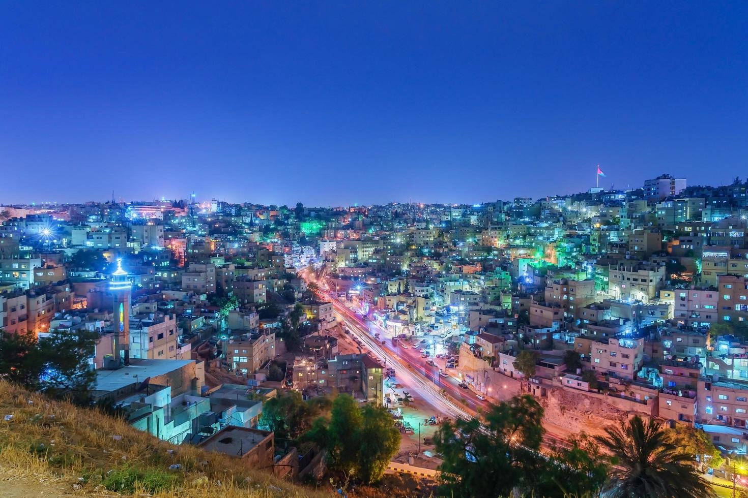 vista da cidade de amã no centro ao anoitecer, jordânia foto