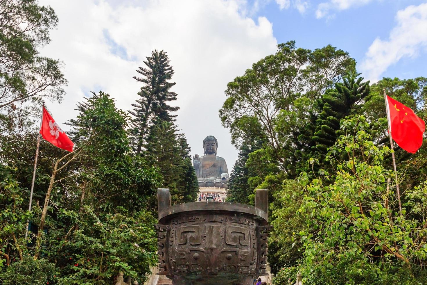 estátua de tian tan buddha no mosteiro de polin, ilha ngong ping lantau, hong kong foto