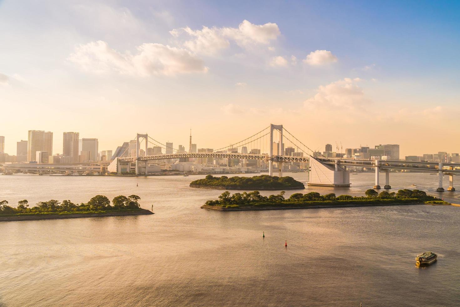 paisagem urbana da cidade de Tóquio com a ponte do arco-íris foto