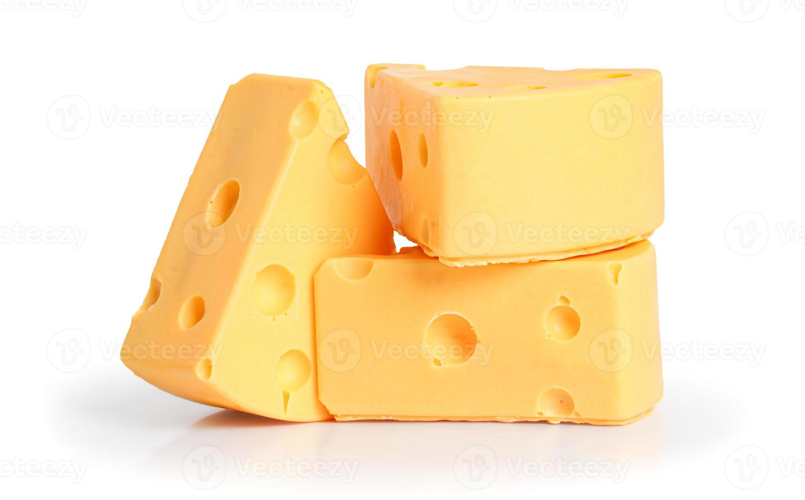 três fatias de queijo amarelo com buracos no fundo branco foto