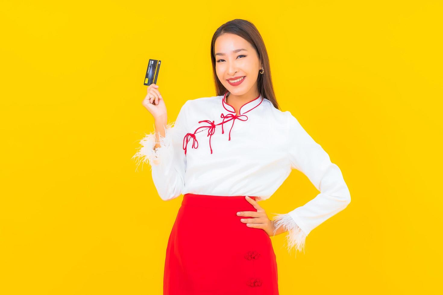 jovem mulher asiática com cartão de crédito foto