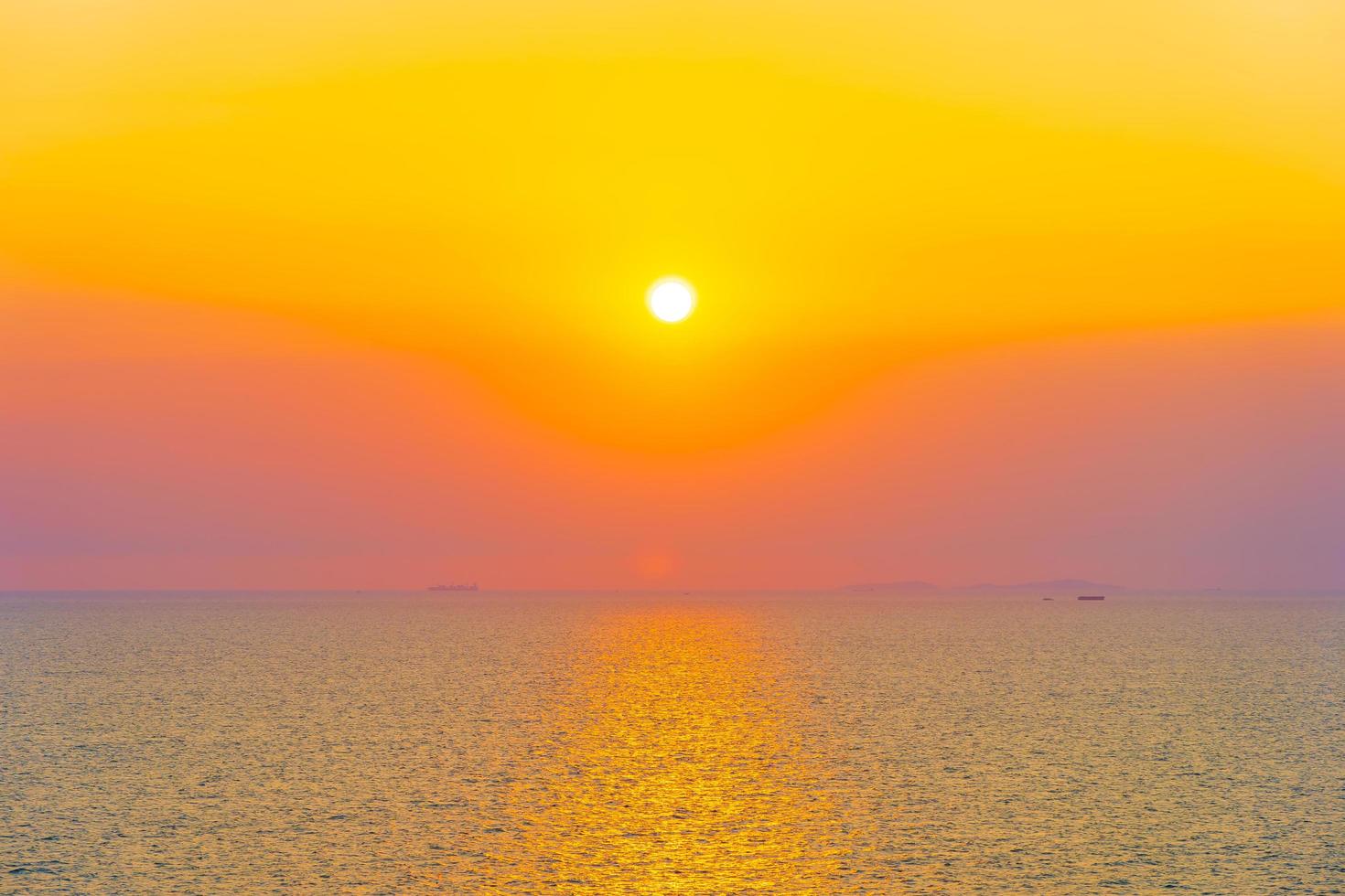 lindo pôr do sol ou nascer do sol no oceano foto