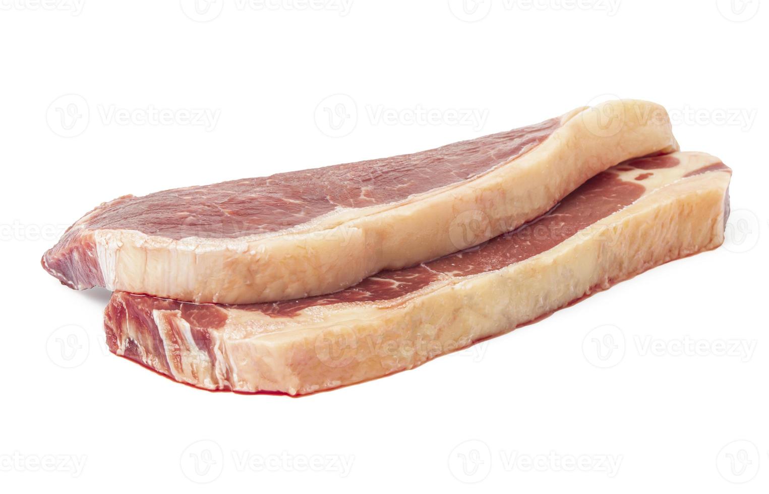 dois bifes de carne crua no fundo branco foto
