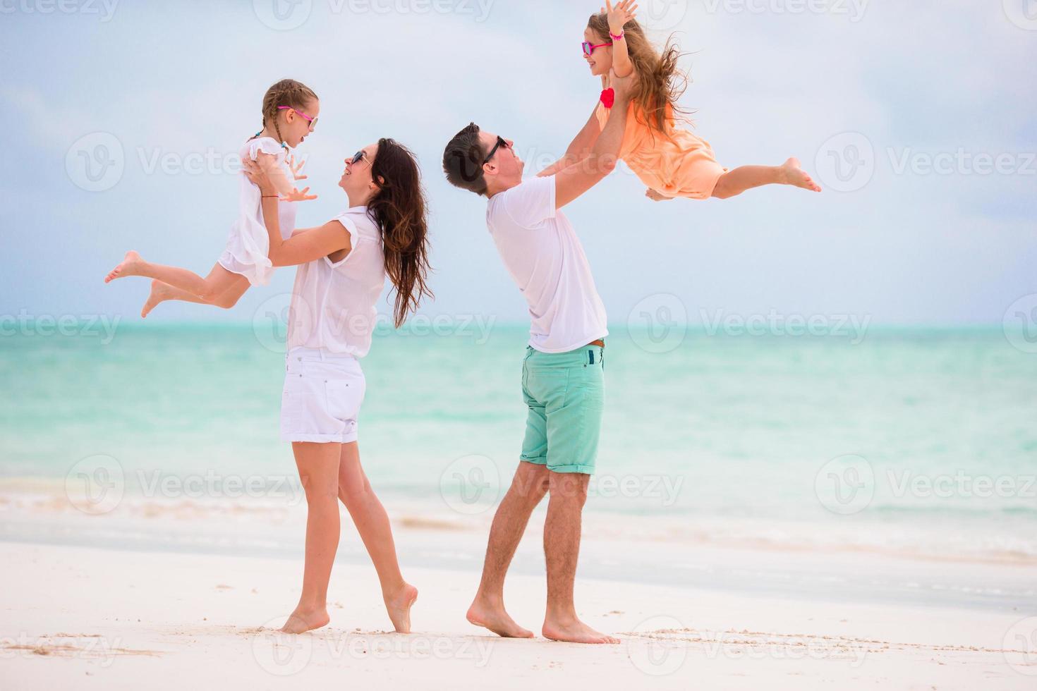 família feliz na praia foto