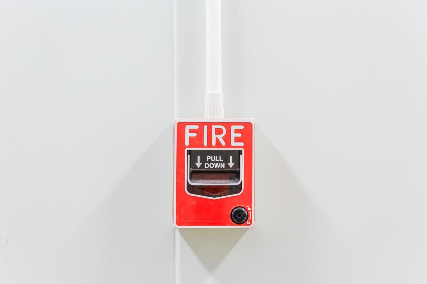 interruptor de alarme de incêndio na parede branca da fábrica foto